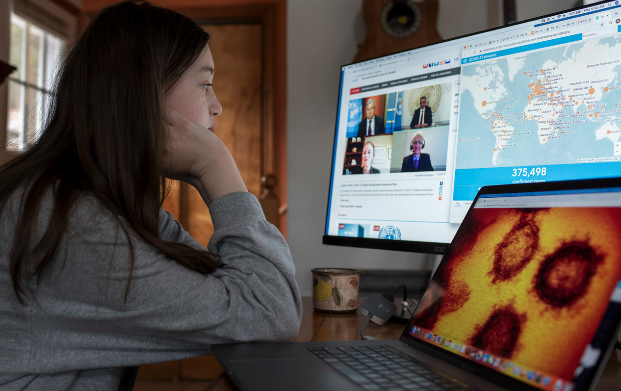 Woman looking at screens with UN´s Umoja data.