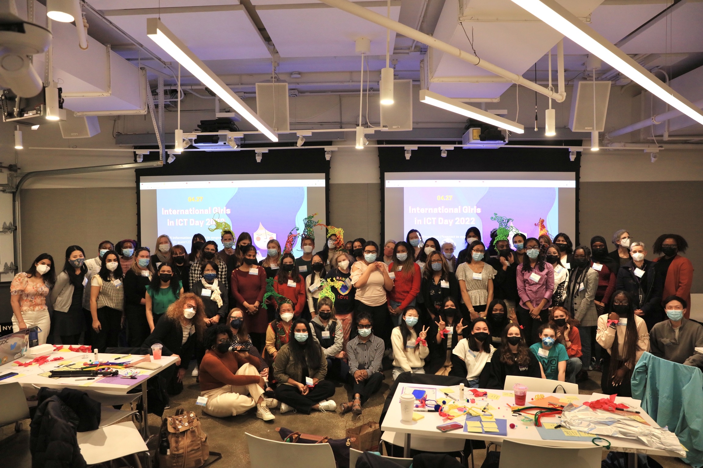 Photo de groupe de plus de 70 filles et femmes participant à la Journée internationale des filles dans les TIC 2022